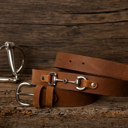 Barna bőr öv zabla csattal